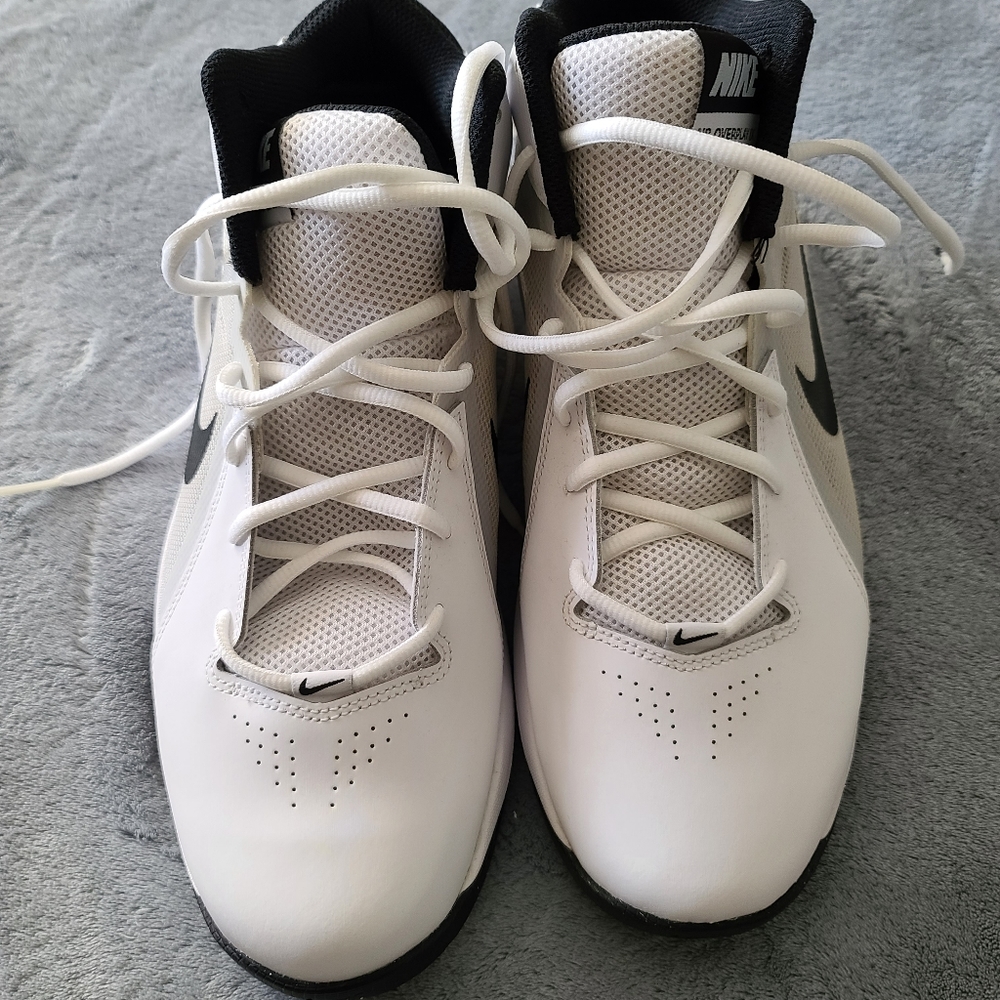 Men's Nike Air mid top gym shoe